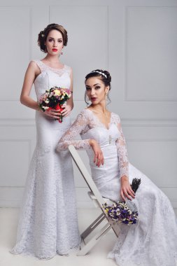 İki güzel gelin birlikte poz