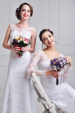 İki güzel gelin birlikte poz