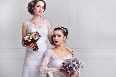 İki güzel gelin birlikte poz