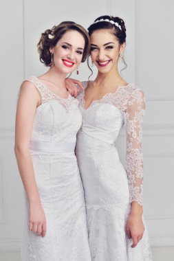 İki güzel gelin birlikte poz