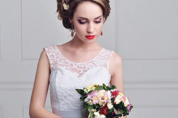 Hermoso retrato de novia maquillaje de boda y peinado con corona de diamantes, joyería de modelo de novia de moda y cara de chica de belleza, hermosa novia de belleza, aislado, estudio, serie —  Fotos de Stock