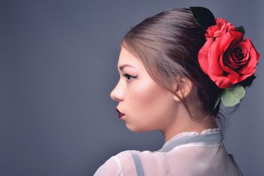 Güzel genç model parlak makyaj ve güneş yanığı ile akşam makyaj, gece cilt, Cilt güneş yanığı