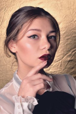 Güzel genç model parlak makyaj ve güneş yanığı ile akşam makyaj, gece cilt, Cilt güneş yanığı