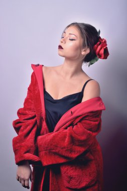 Güzel genç model parlak makyaj ve güneş yanığı ile akşam makyaj, gece cilt, Cilt güneş yanığı