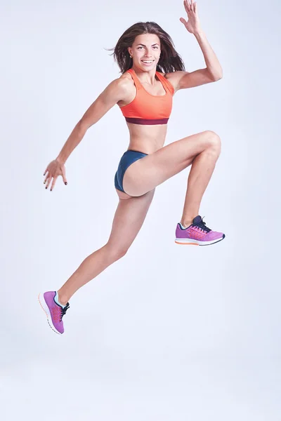 Hermosa chica atlética bailando saltar —  Fotos de Stock