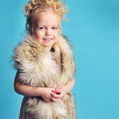 küçük kız uzun elbise ve bir kürk manto