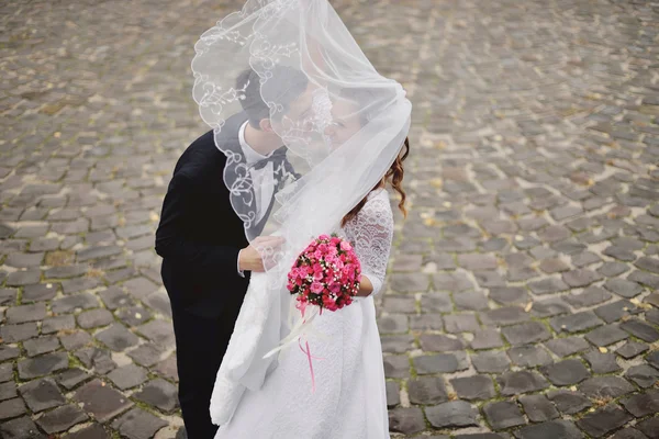 Happy bride and groom on their  wedding — Stock Photo, Image