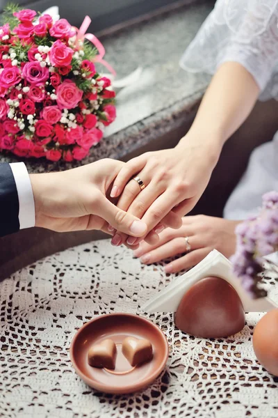 Emotionales Hochzeitspaar im Café hat Spaß zusammen. — Stockfoto