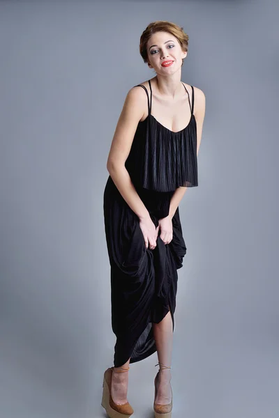 Modelo adulto atraente posando em vestido preto — Fotografia de Stock