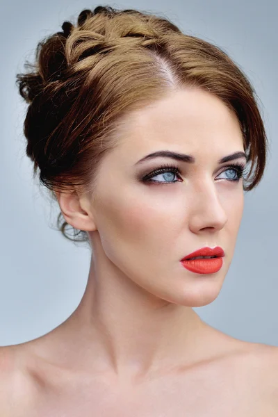 Attraktive erwachsene Frau mit schönen Haaren und Make-up — Stockfoto