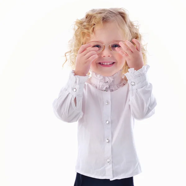 Retrato de una niña con gafas aisladas una blanca —  Fotos de Stock