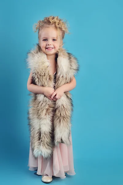 A kislány egy hosszú ruha és a bundát — Stock Fotó