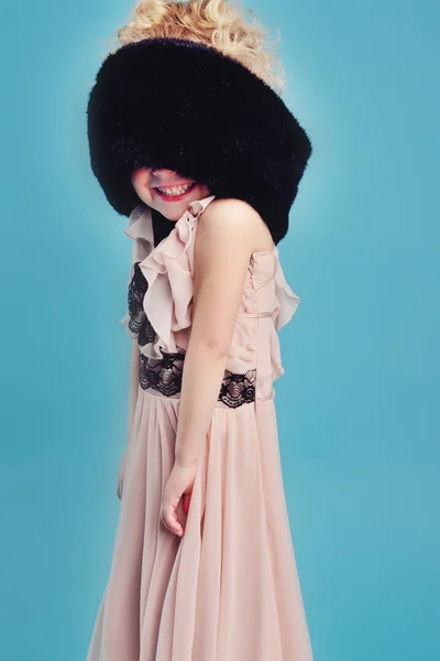 어린 소녀는 긴 드레스와 모피 코트에 — 스톡 사진