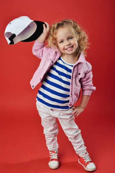 Porträtt av en söt liten flicka i trendiga kläder. vackra barn — Stockfoto