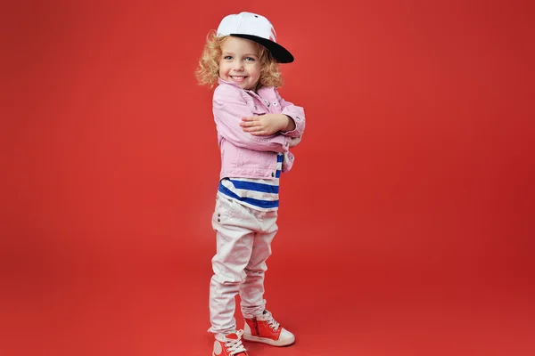 Retrato de una linda niña con ropa de moda. hermosa — Foto de Stock