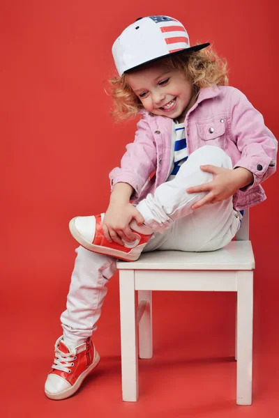 Retrato de una linda niña con ropa de moda. hermoso niño — Foto de Stock