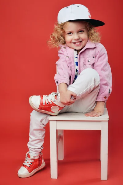 一个可爱的小女孩，穿着时髦衣服的肖像。漂亮的孩子 — 图库照片