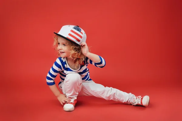 Retrato de una linda niña con ropa de moda. hermoso niño — Foto de Stock