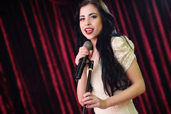 Menina bonita cantando na festa de fadas — Fotografia de Stock