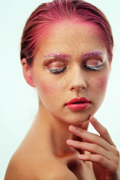 Glamour-Porträt der schönen Frau Modell mit frischem täglichen Make-up und romantischer Wellenfrisur. Glanzvoller Textmarker auf der Haut, sexy Glanz-Lippen-Make-up und dunkle Augenbrauen — Stockfoto