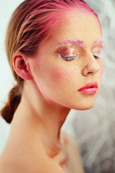 Glamour-Porträt der schönen Frau Modell mit frischem täglichen Make-up und romantischer Wellenfrisur. Glanzvoller Textmarker auf der Haut, sexy Glanz-Lippen-Make-up und dunkle Augenbrauen — Stockfoto