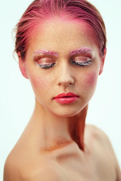 Glamour-Porträt der schönen Frau Modell mit frischem täglichen Make-up und romantischer Wellenfrisur. Glanzvoller Textmarker auf der Haut, sexy Glanz-Lippen-Make-up und dunkle Augenbrauen — Stockfoto