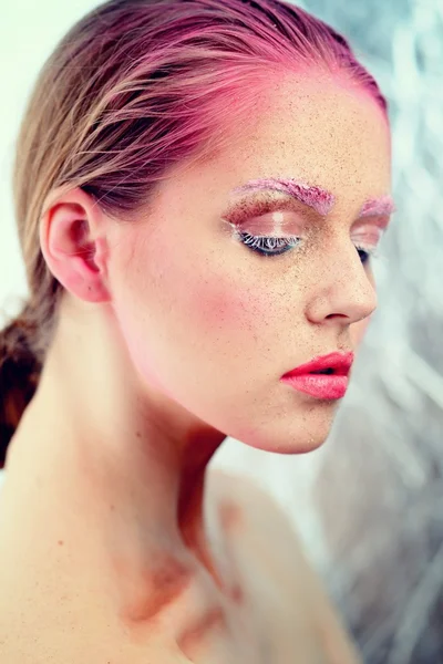 Glamour-Porträt der schönen Frau Modell mit frischem täglichen Make-up und romantischer Wellenfrisur. Glanzvoller Textmarker auf der Haut, sexy Glanz-Lippen-Make-up und dunkle Augenbrauen — Stockfoto