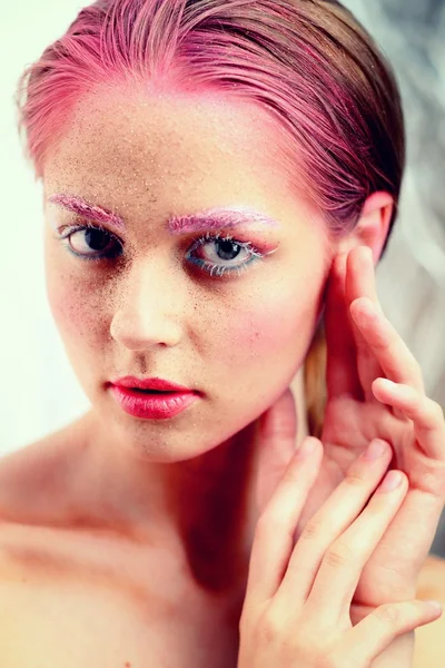 Glamour-Porträt der schönen Frau Modell mit frischem täglichen Make-up und romantischer Wellenfrisur. Glanzvoller Textmarker auf der Haut, sexy Glanz-Lippen-Make-up und dunkle Augenbrauen — Stockfoto