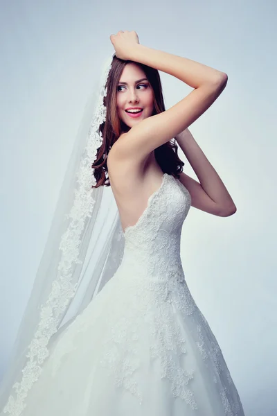 Mujer de belleza con peinado de boda y maquillaje. Moda de novia. Mujer en vestido blanco . —  Fotos de Stock