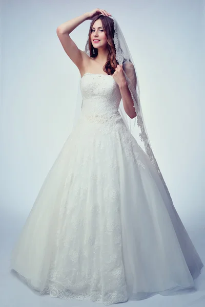 Mujer de belleza con peinado de boda y maquillaje. Moda de novia. Mujer en vestido blanco . —  Fotos de Stock