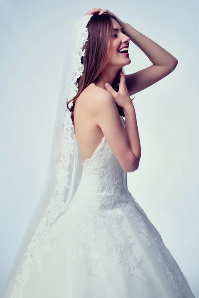 Mujer de belleza con peinado de boda y maquillaje. Moda de novia. Mujer en vestido blanco . —  Fotos de Stock