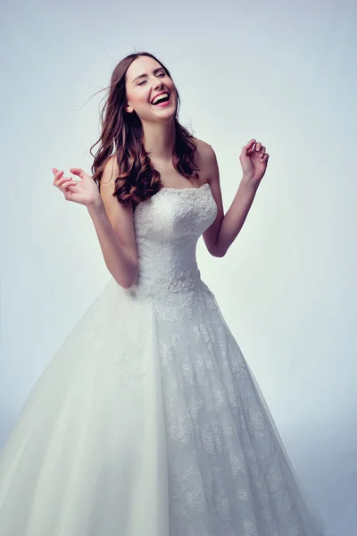 Krása ženy s svatební účes a make-up. Nevěstu módní. Žena v bílých šatech. — Stock fotografie