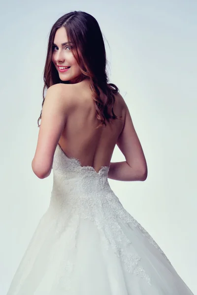 Bellezza donna con acconciatura da sposa e trucco. Moda da sposa. Donna in abito bianco . — Foto Stock