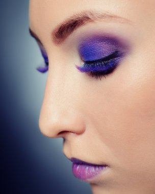 Profesyonel makyajlı güzel bir kadın.