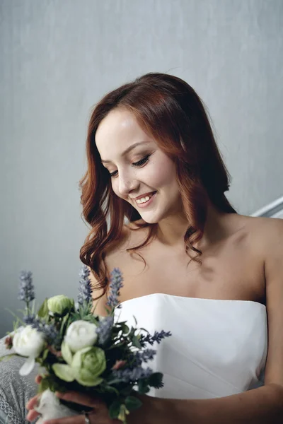 Retrato de la hermosa novia contra una ventana en el interior — Foto de Stock