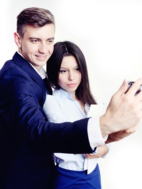 Portre portre, katlanmış profesyonel, güzel mavi gömlekli, silah geçti, genç gülümseyen office arka plan izole kapalı. Olumlu insan duygular