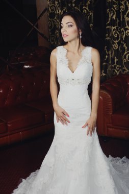 Güzel gelin portre düğün makyaj ve saç modeli ile elmas crown, moda gelin modeli takı ve güzellik kız yüz, muhteşem güzellik gelin, lüks gelinlik, Gelin studio serisi izole