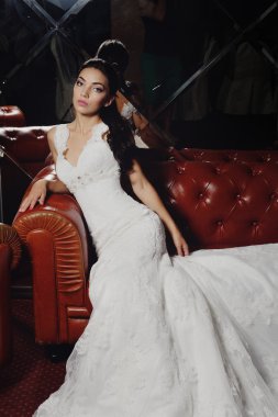 Güzel gelin portre düğün makyaj ve saç modeli ile elmas crown, moda gelin modeli takı ve güzellik kız yüz, muhteşem güzellik gelin, lüks gelinlik, Gelin studio serisi izole