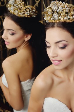 Güzel gelin portre düğün makyaj ve saç modeli ile elmas crown, moda gelin modeli takı ve güzellik kız yüz, muhteşem güzellik gelin, lüks gelinlik, Gelin studio serisi izole