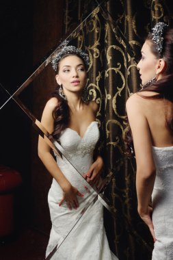 Güzel gelin portre düğün makyaj ve saç modeli ile elmas crown, moda gelin modeli takı ve güzellik kız yüz, muhteşem güzellik gelin, lüks gelinlik, Gelin studio serisi izole