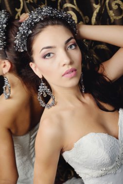 Güzel gelin portre düğün makyaj ve saç modeli ile elmas crown, moda gelin modeli takı ve güzellik kız yüz, muhteşem güzellik gelin, lüks gelinlik, Gelin studio serisi izole