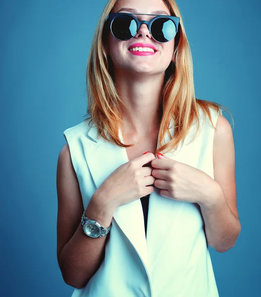 Surprise jeune femme dans des lunettes sur fond gris — Photo