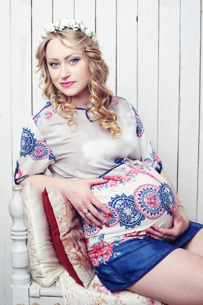 Gravida glada leende kvinna. Mamma väntar barn. Gravid kvinna mage. Graviditet. Vackra gravid kvinna. Moderskap koncept. — Stockfoto