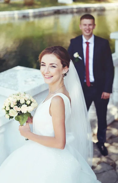 Šťastná nevěsta a ženich na jejich svatbě — Stock fotografie