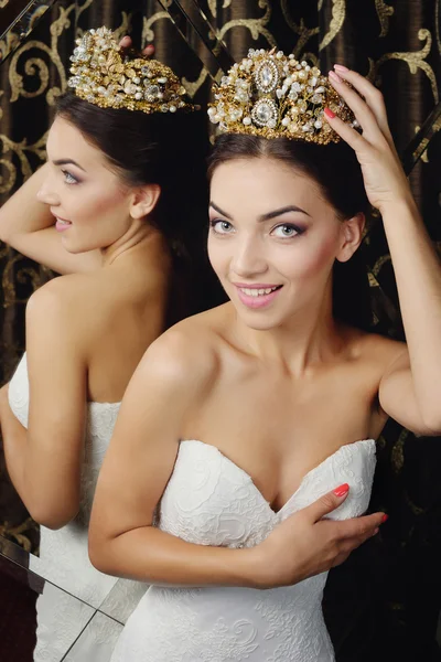 Belle mariée portrait maquillage de mariage et coiffure avec couronne de diamant, bijoux de modèle de mariée de mode et visage de fille de beauté, magnifique mariée de beauté, mariée en robe de mariée de luxe, série studio isolé — Photo