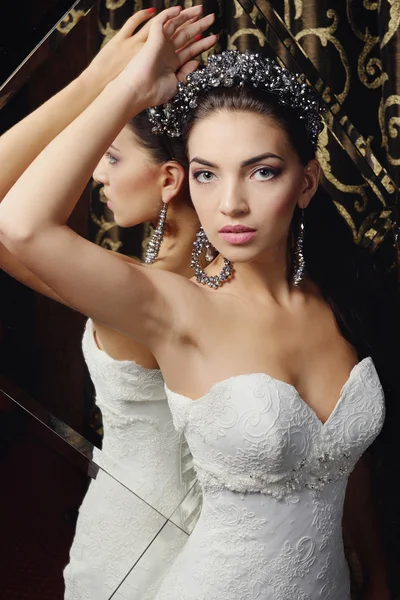 Красивий портрет нареченої весільний макіяж і зачіска з діамантовою короною, модель моди нареченої ювелірні вироби і краси дівчина обличчя, чудова краса нареченої, наречена в розкішній весільній сукні, ізольована студійна серія — стокове фото