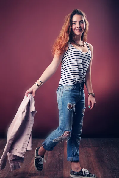 Mulher hip-hop sexy em boné com cabelo longo e vermelho. Retrato de moda da menina moderna em boné — Fotografia de Stock