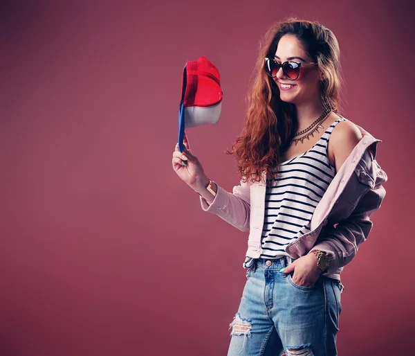 Mulher hip-hop sexy em boné com cabelo longo e vermelho. Retrato de moda da menina moderna em boné — Fotografia de Stock