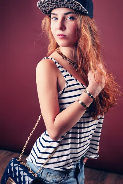 Mulher hip-hop sexy em boné com cabelo longo e vermelho. Retrato de moda da menina moderna em boné — Fotografia de Stock