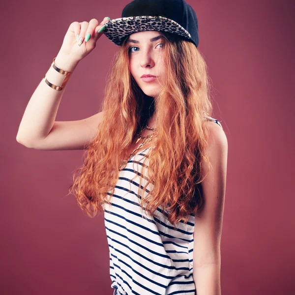 Mulher hip-hop sexy em boné com cabelo longo e vermelho. Retrato de moda da menina moderna em boné — Fotografia de Stock